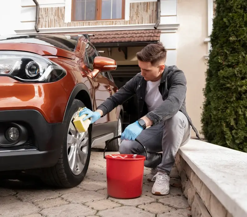 Lavage auto à domicile Brigueil-le-Chantre : professionnel intervenant sur un véhicule
